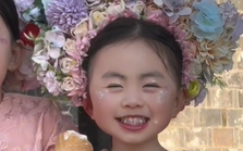 Liu Liu - cô bé cứ xuất hiện là hàng trăm mẹ bỉm vào "xin vía", chìm đắm trong sự cute không thoát ra được!