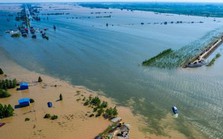 Vỡ đê hồ nước ngọt lớn thứ hai Trung Quốc, cứu hộ chạy đua với thời gian