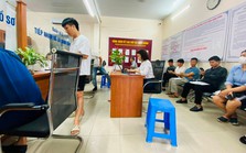 Bất chấp mưa gió, văn phòng công chứng khu vực ngoại thành Hà Nội vẫn kín khách