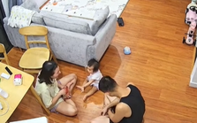 Dạy con mãi không được, vợ yêu cầu chồng làm mẫu: Em bé bắt chước giỏi nhưng thái độ của người chồng mới được khen