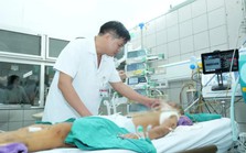 Bé gái trong vụ lũ quét tại bản Làng Nủ: Vẫn còn bùn, đất trong phổi