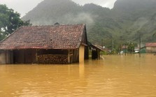 "Làng du lịch tốt nhất thế giới" Tân Hóa ngập sâu, bị cô lập sau bão số 4