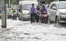 Mưa trắng trời, nhiều tuyến phố tại Hà Nội ‘thành sông’ chỉ sau 15 phút