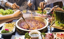 Người phụ nữ ăn buffet 4 tiếng đồng hồ nhưng cứ 15 phút lại vào WC 1 lần: Chủ cửa hàng theo dõi vạch trần thủ đoạn tinh vi