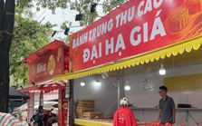 Bánh trung thu giảm giá một nửa, mời chào khách sau rằm