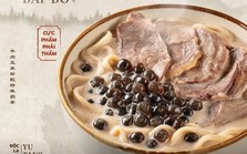 Chuỗi trà sữa Yu Tang của ‘ông trùm F&B’ Golden Gate ra mắt mì trà sữa trân châu bắp bò: Chuyện gì đây?