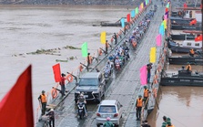 Ôtô lưu thông qua cầu phao Phong Châu với tốc độ tối đa 10 km/giờ