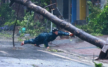 Tâm bão bắt đầu "càn quét" qua Hà Nội, gió rít liên hồi kéo dài đến khi nào?