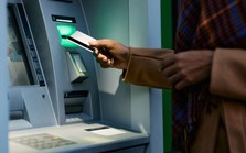 Ra cây ATM rút tiền, tài khoản nhiều người bỗng mất 600 triệu, chi tiết bất thường vạch trần trò lừa đảo tinh vi