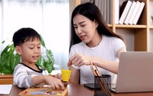 Bà mẹ thạc sĩ ở Hà Nội áp dụng 2 chiêu "thưởng phạt" giúp con tự giác học tiếng Anh: Kết quả bất ngờ sau 15 năm