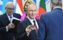 Ông Putin xuất hiện tại hội nghị BRICS với tờ tiền lạ trên tay: Sự thật tin đồn về đồng tiền thay thế USD