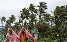 Siêu bão Dana đổ bộ bờ biển phía Đông Ấn Độ gây ngập lụt, gián đoạn các chuyến bay