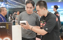 Người dân mê iPhone 16, các nhà bán lẻ kiếm bộn tiền