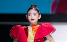 Mẫu nhí 5 tuổi An Nhiên trình diễn ấn tượng tại Vietnam International Fashion Week FW 2024