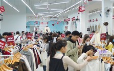 Black Friday đúng đợt rét nhất từ đầu mùa, người Hà Nội đổ xô mua quần áo