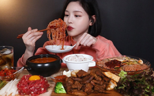 Văn hóa mukbang, app đặt món và tuyên ngôn "Bạn không cô đơn"