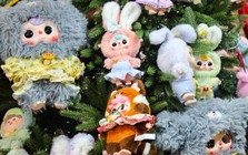 Cây thông Noel túi mù độc lạ hút khách dịp Giáng sinh Cây thông Noel túi mù độc lạ hút khách dịp Giáng sinh