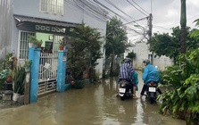 CLIP: Hàng trăm người kẹt trên đèo Khánh Lê, Nha Trang nguy cơ ngập trong đêm