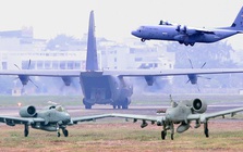 Soi chiếc "Ngựa thồ" C-130 và 2 cường kích A10 của Mỹ xuất hiện ở Hà Nội, chuẩn bị cho sự kiện đặc biệt