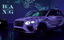 Chiếc Bentley Bentayga này được dán họa tiết cực cầu kỳ nhưng muốn xem được phải dùng loại ánh sáng đặc biệt