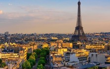 Tháp Eiffel bốc cháy ngay trước đêm Giáng sinh