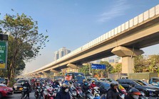 Đi 65km từ quê lên Hà Nội bằng thời gian di chuyển 2km khi ùn tắc