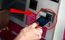 Rút tiền ở máy ATM, lưu ý kỹ điều này kẻo mất sạch tiền trong tài khoản