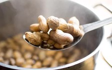 Người phụ nữ 56 tuổi mỗi ngày đều ăn 1 nắm lạc luộc, nửa năm đi khám, kết quả khiến bác sĩ bất ngờ