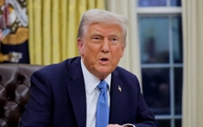 Tổng thống Donald Trump hứa phát 2.000 USD cho mỗi người Mỹ từ nguồn thu thuế quan