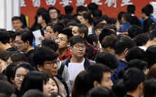 Thạc sĩ tài chính đi bưng lẩu, kỹ sư điện tử đi làm diễn viên quần chúng, tiến sĩ đi rửa bát thuê: Cơn ác mộng mang tên “thừa bằng cấp, thiếu việc làm” ở xứ tỷ dân