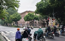 Tài xế dừng đèn đỏ, tay sử dụng điện thoại di động có bị xử phạt?