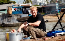 Bà bán hủ tiếu Việt khiến đầu bếp có khối tài sản 220 triệu đô phải "đầu hàng"