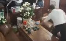 Vụ chủ tịch hội đồng quản trị “thân mật” với nhiều phụ nữ trong phòng làm việc: Những người trong clip có bị xử phạt?