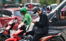 Dùng điện thoại di động khi dừng đèn đỏ có bị xử phạt?