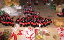 Đột kích một nhà máy, công an triệt phá đường dây sản xuất nước ngọt giả quy mô lớn, tịch thu 25.000 lít hóa chất cùng hàng loạt chai lọ, máy trộn công nghiệp