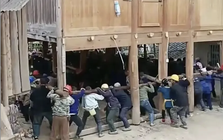 Tin được không: 200 người làm “thần đèn” di chuyển thành công ngôi nhà nặng 6 tấn đi 30m, chủ nhà khẳng định “Không ai lấy tiền công”