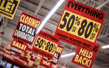 Dragon Capital: Tại sao chúng ta lại hăm hở "săn sale" một chiếc áo giảm 50%, nhưng lại hoảng loạn "bán tháo" cổ phiếu khi nó giảm 5%