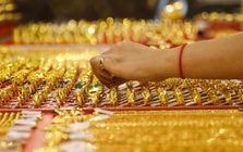 Người phụ nữ ra tiệm mua hơn 3 cây vàng, chủ cửa hàng từ chối bán rồi lập tức báo công an