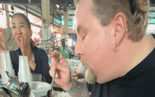 Khách Tây trầm trồ khi ăn món bình dân chỉ vài nghìn trong chợ Việt, nhận xét: "Nó thật sự ở cái tầm!"