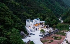 Nam nghệ sĩ 41 tuổi xây nhà bên vách đá dưỡng già cùng cha mẹ: Gia đình 9 người quây quần, sống ở nơi mình thích mới là bình yên