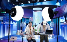 Thất nghiệp, giới trẻ Trung Quốc rải CV săn việc tại nơi không ngờ tới, vừa có thêm thu nhập, vừa mở rộng quan hệ