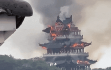 Chùa cổ 1500 tuổi ở Trung Quốc bốc cháy dữ dội