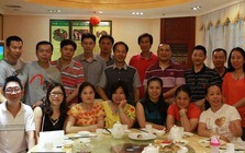 Đi họp lớp có những người mặc sang không phải vì giàu, mà vì sợ bị hỏi “đang làm nghề gì?”