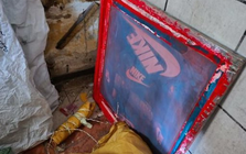 Đột kích một trung tâm mua sắm sầm uất, cảnh sát thu giữ loạt sản phẩm nhái thương hiệu Nike, Puma, quần áo, máy khâu,... số lượng lớn, tổng giá trị hơn 14 tỷ đồng