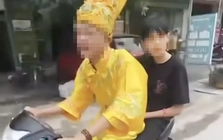 ‘Táo giao thông’ phóng xe không mũ, bị Cảnh sát giao thông xử phạt hàng loạt lỗi