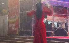 Trình của nữ ca sĩ đắt show bậc nhất: Hát dưới mưa rào rét run, miệng thở ra khói mà giọng vẫn cực nét