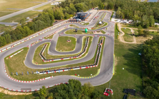 Hai chiếc xe điện VinFast mới tinh xuất hiện ở một trường đua châu Âu: Sắp mở bán tại nước sát Ukraine