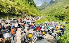 Hà Giang lúc này ken đặc khách, biển người nhích từng cm trên dốc Thẩm Mã
