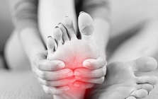 Nếu bàn chân bạn xuất hiện 5 dấu hiệu này, có thể là cảnh báo bệnh nghiêm trọng: Hãy chú ý kỹ hơn khi rửa chân mỗi ngày