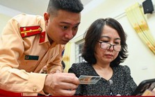 Công an Hà Nội tới từng khu phố hỗ trợ người dân làm sạch dữ liệu đăng ký xe